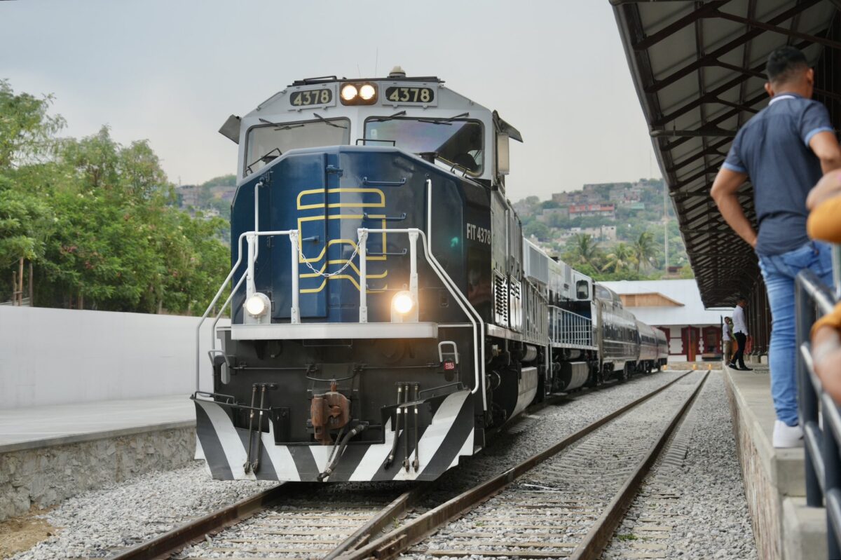 Realiza AMLO recorrido prueba del Tren Interocéanico