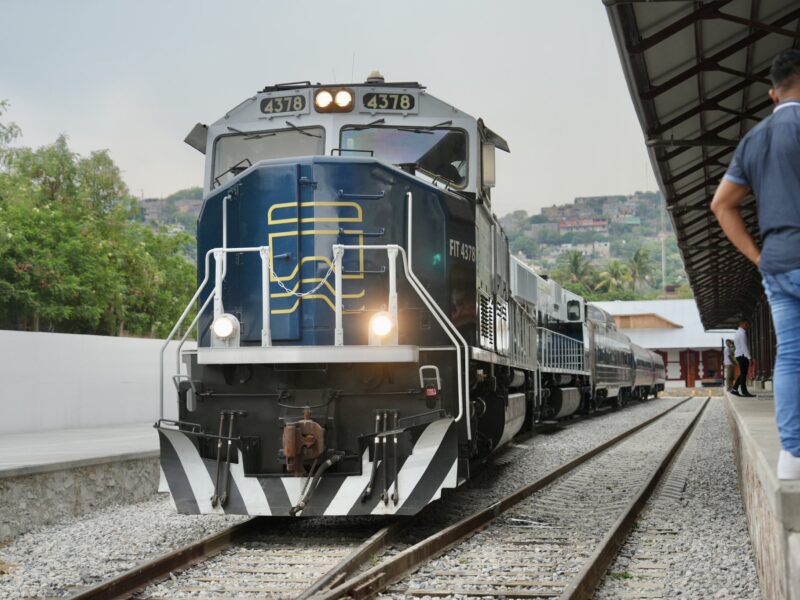 Realiza AMLO recorrido prueba del Tren Interocéanico