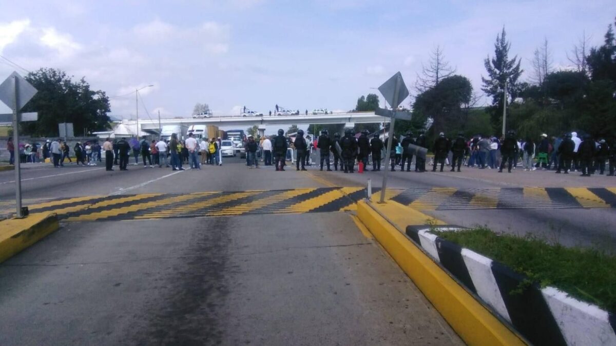 Reporta la CNTE 4 heridos tras enfrentamiento; protesta continúa