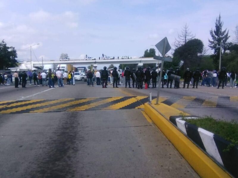 Reporta la CNTE 4 heridos tras enfrentamiento; protesta continúa