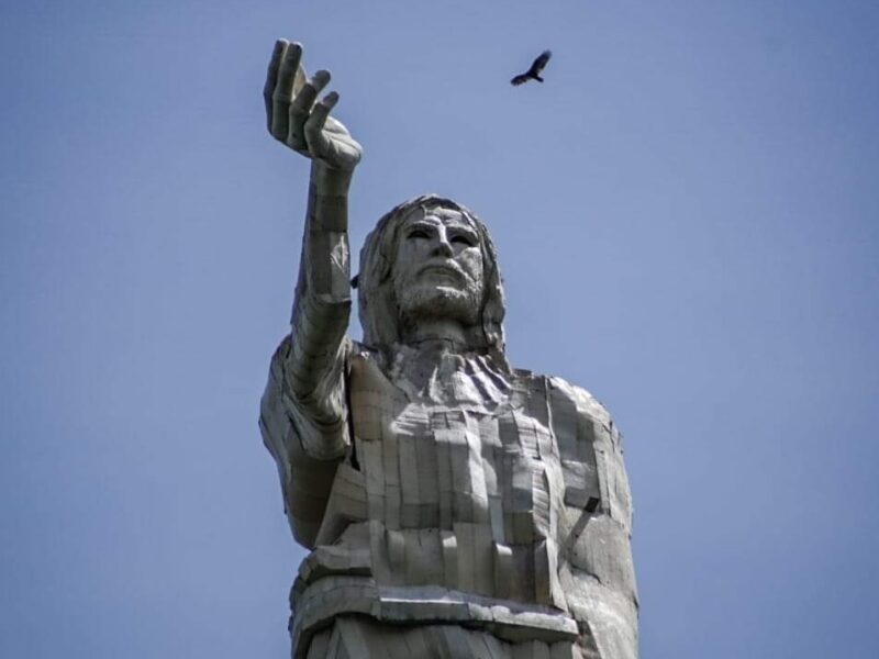 Reportan caída de rayo en estatua de Cristo Pescador en Chiapas