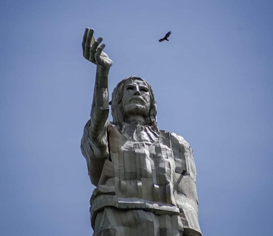 Reportan caída de rayo en estatua de Cristo Pescador en Chiapas