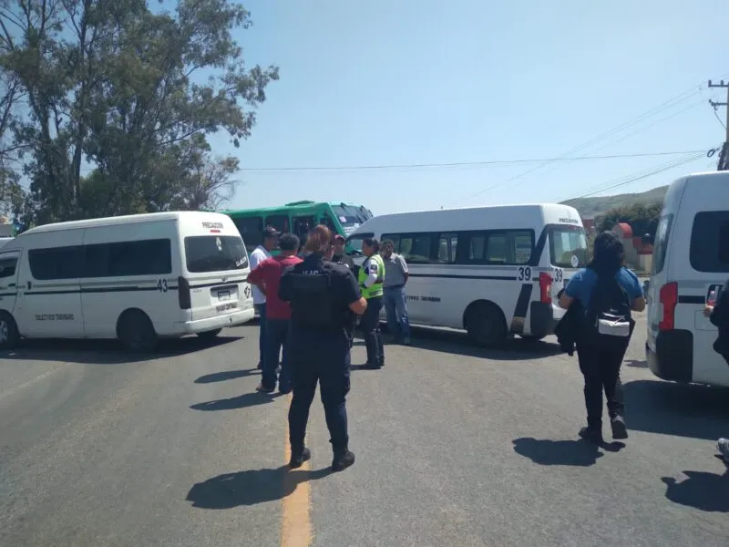 Transportistas bloquean carretera Tarímbaro- Álvaro Obregón
