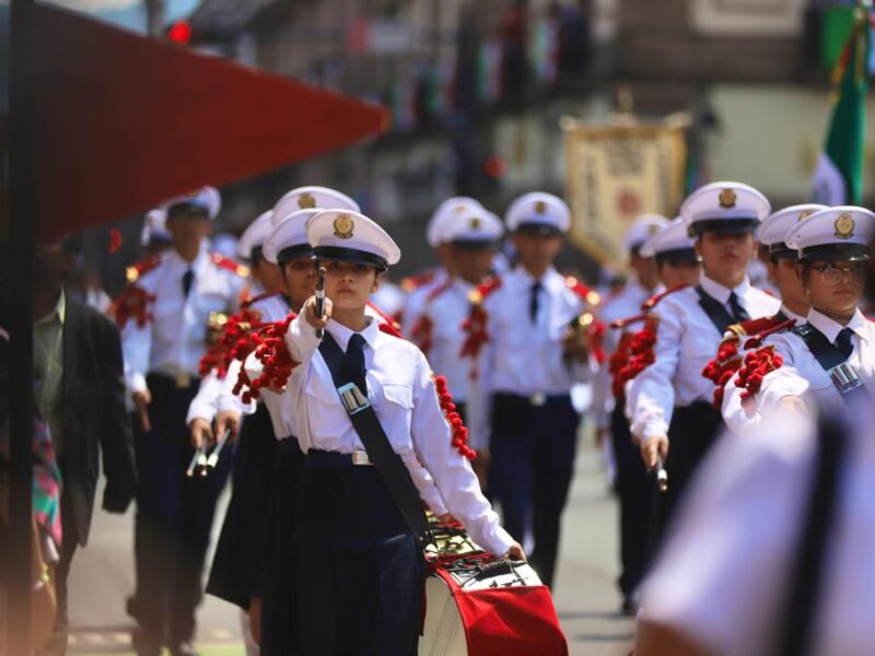 estudiantes y docentes en desfile patrio