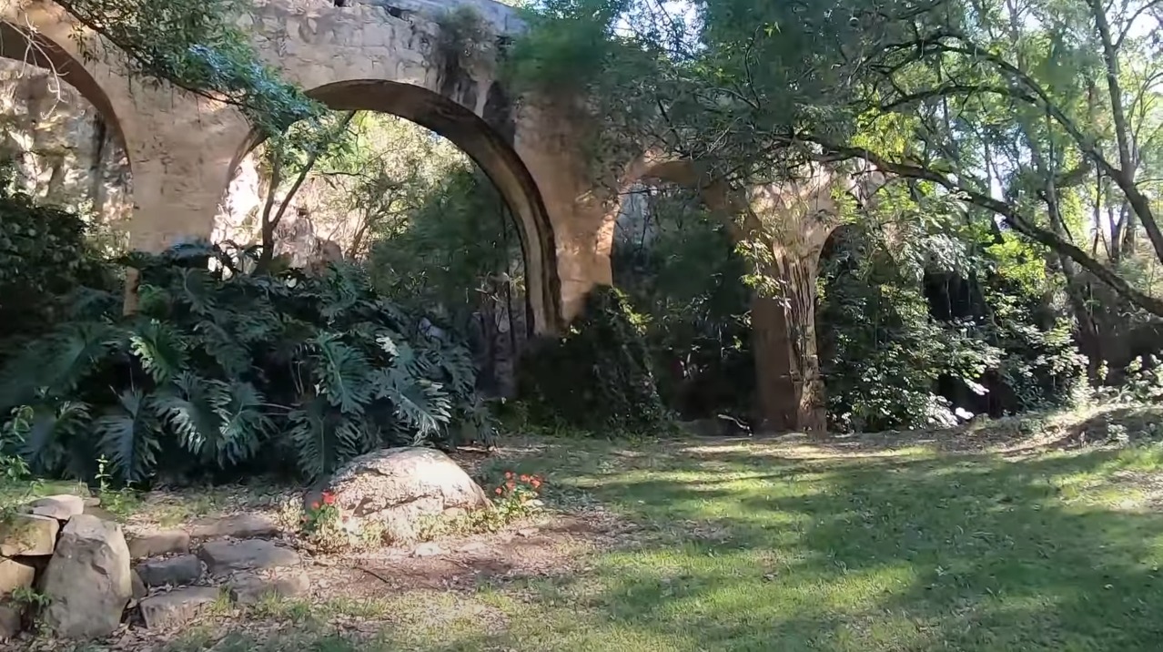 el acueducto escondido de Morelia