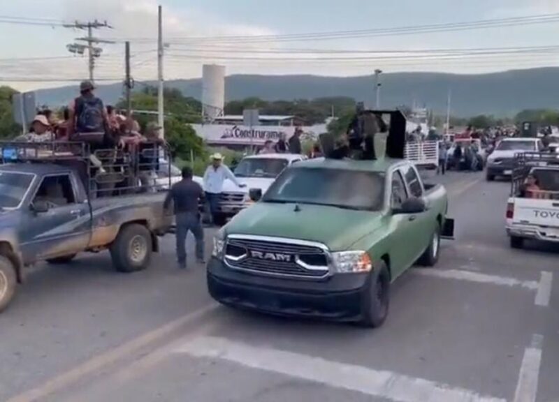 Desfila cártel de Sinaloa, entre aplausos, en comunidades de Chiapas