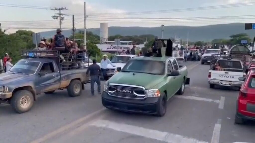 Desfila cártel de Sinaloa, entre aplausos, en comunidades de Chiapas