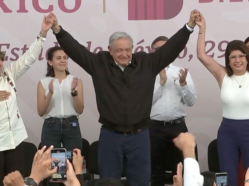 Alcaldesa de Tecámac besa la mano de Andrés Manuel