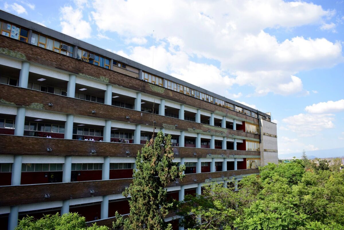 Se cae parte de fachada de Medicina de la UNAM
