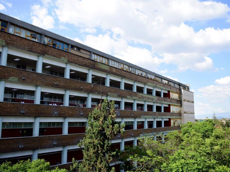 Se cae parte de fachada de Medicina de la UNAM