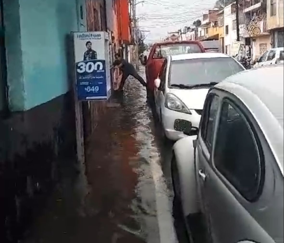 Condiciones insalubres por inundaciones, denuncian vecinos de la Ventura Puente