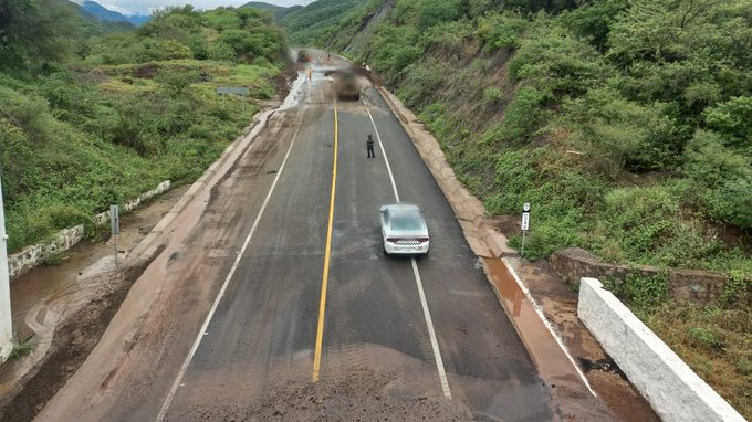 Continúa cierre en autopista Uruapan-Lázaro Cárdenas por deslave