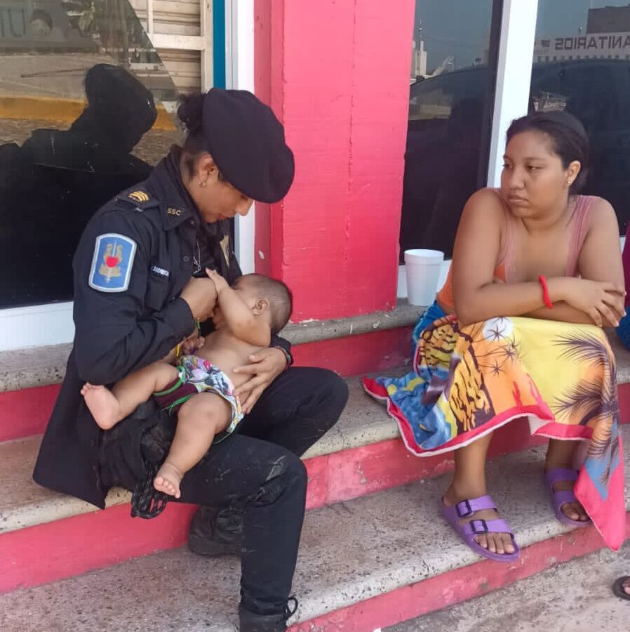 Darán reconocimiento a oficial que amamantó a un bebé en Acapulco