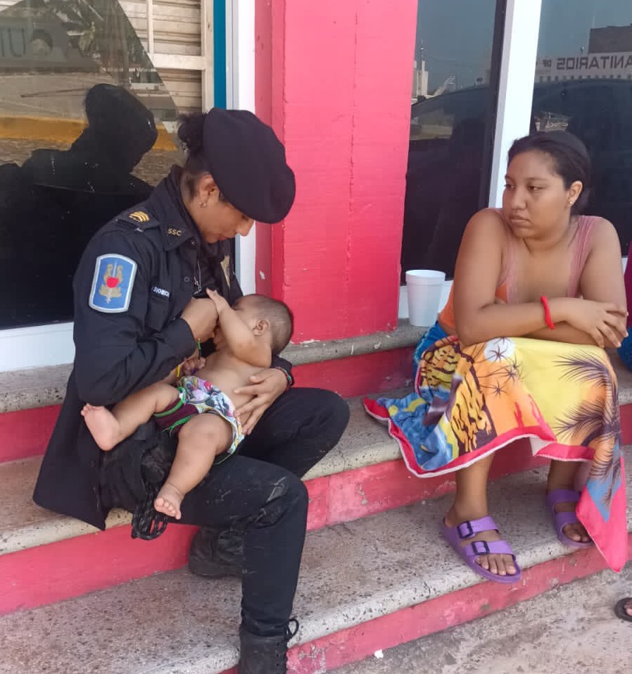 Darán reconocimiento a oficial que amamantó a un bebé en Acapulco