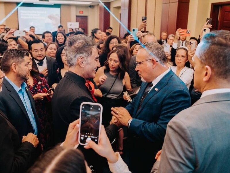 Homenajean en Congreso de EU a Alejandro Fernández