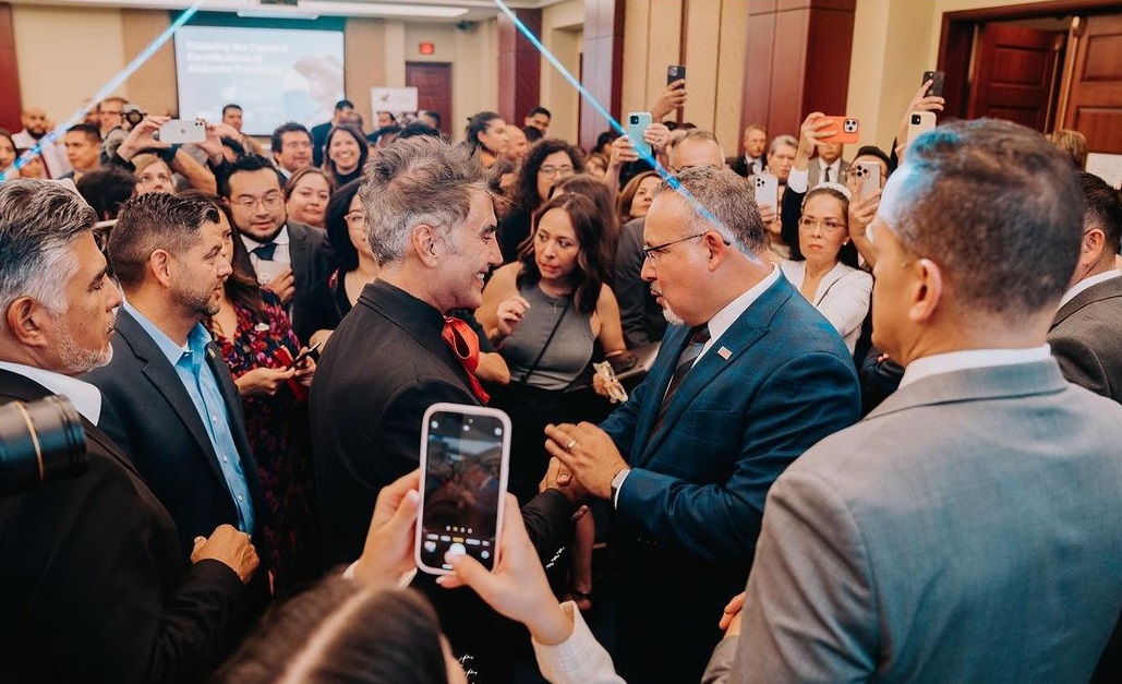 Homenajean en Congreso de EU a Alejandro Fernández