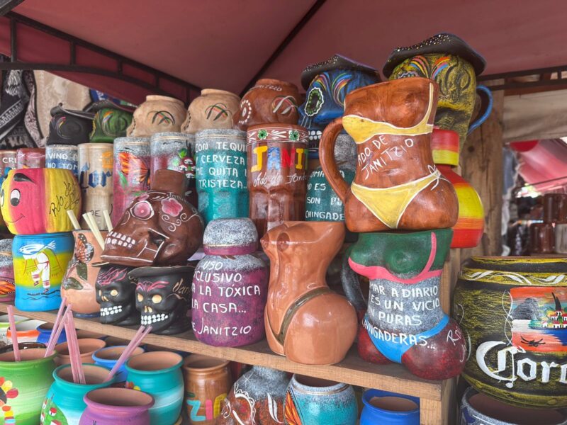 Pide Sectur a comerciantes “sacar” tazas sexualizadas de la venta