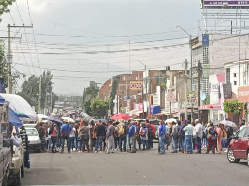 Se movilizan egresados normalistas y maestros en Morelia