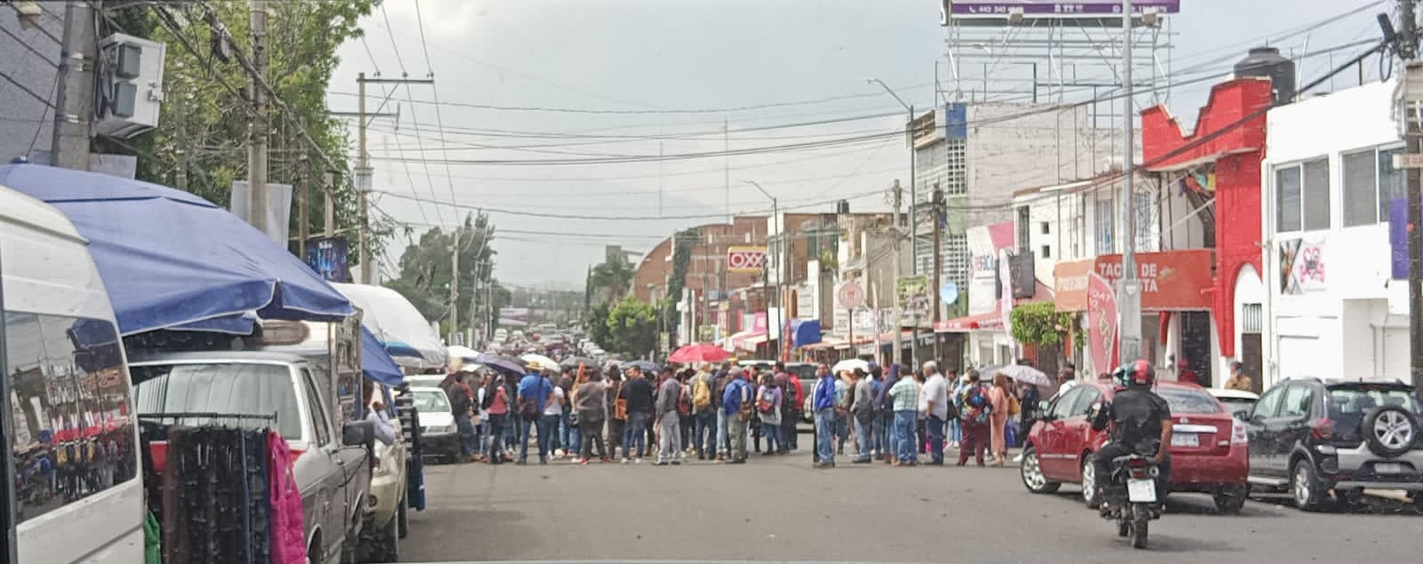 Se movilizan egresados normalistas y maestros en Morelia