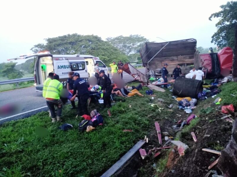 Suman 10 migrantes muertos en accidente sobre carretera Pijijiapan- Tonalá