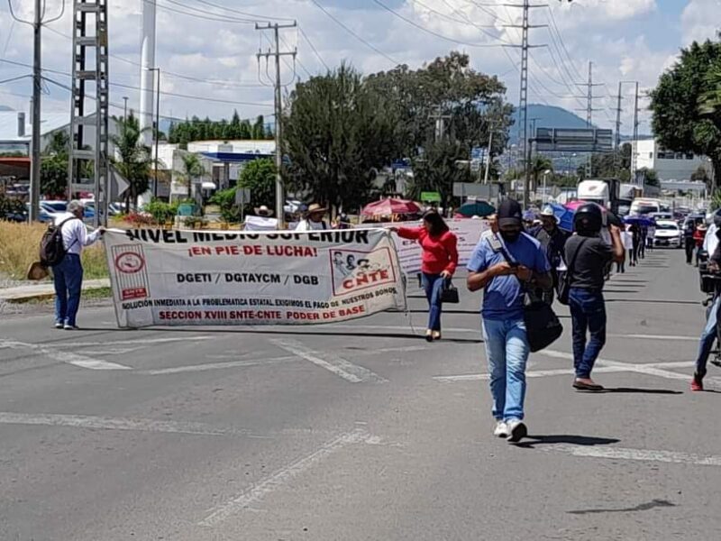 Trabajadores de media superior salen y bloquean libramiento; exigen se resuelva su problemática