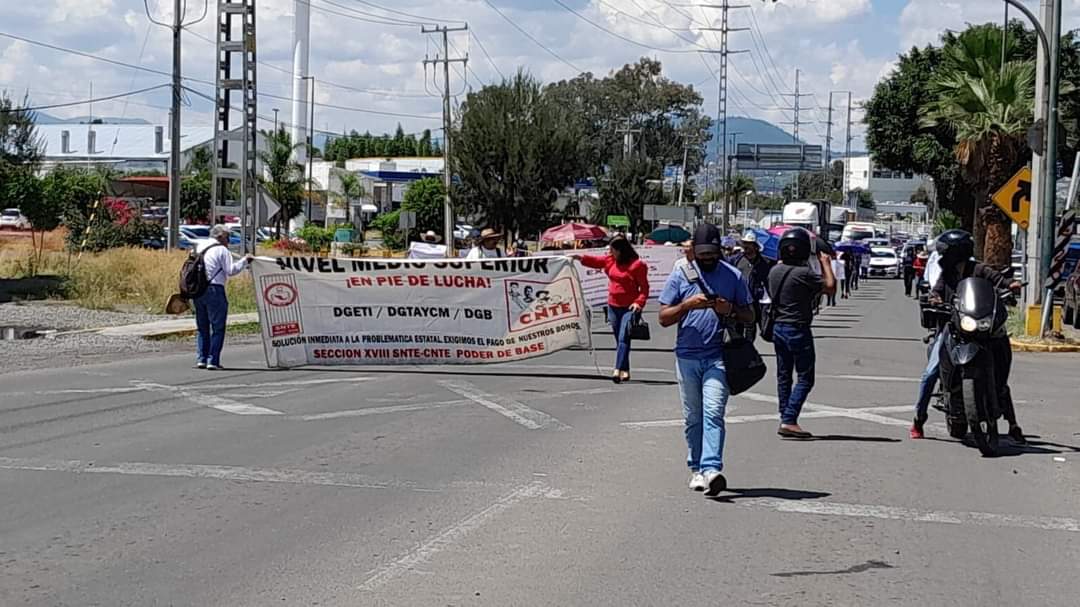 Trabajadores de media superior salen y bloquean libramiento; exigen se resuelva su problemática