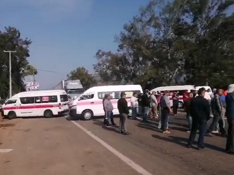 Transportistas se enfrentan a policías en Uruapan; rechazan construcción de teleférico