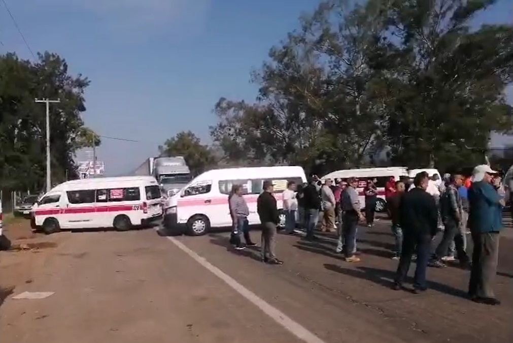 Transportistas se enfrentan a policías en Uruapan; rechazan construcción de teleférico