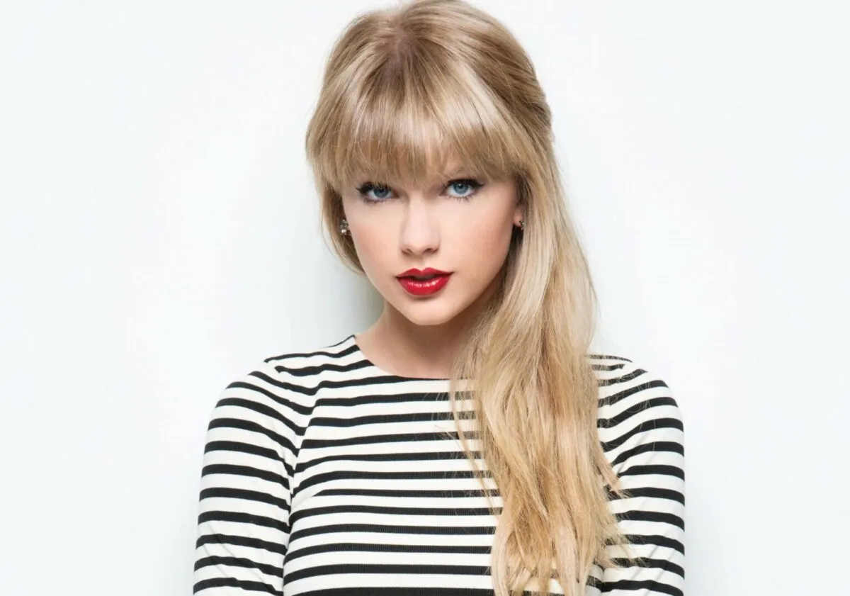 Video Fan de Taylor Swift se roba promocional de un cine