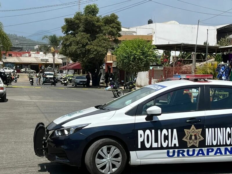 Agreden a policía municipal tras arresto del diputado federal Carlos Manzo