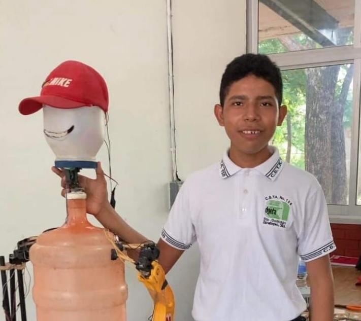 Alumno de Oaxaca logra crear robot con garrafón y envase de mayonesa