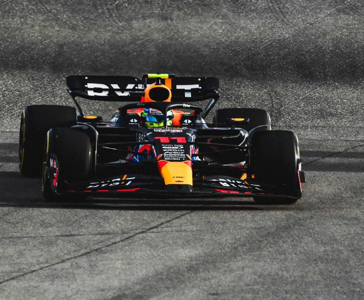 Checo Pérez queda fuera del podio en Gran Premio en Brasil