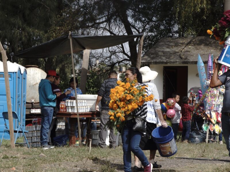 En Jesús del Monte los decretos no aplican, hay venta de cerveza dentro del panteón