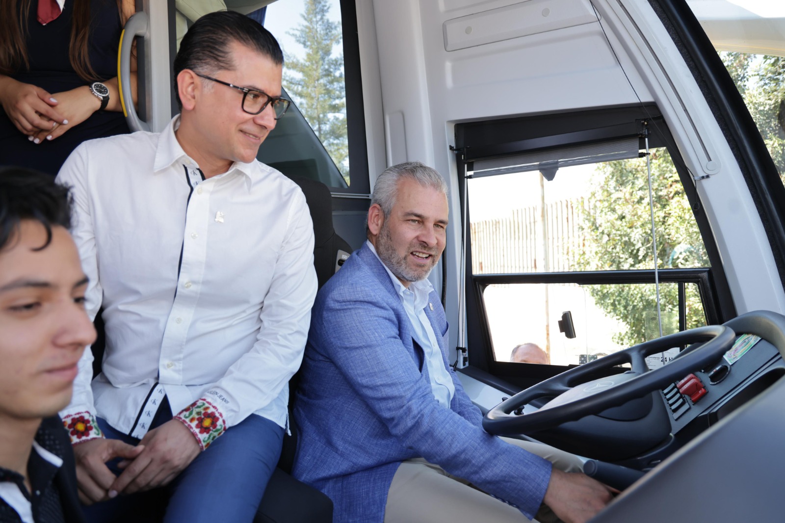 Entrega Bedolla autobús al ITM