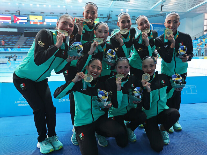 Oro de México en natación artística