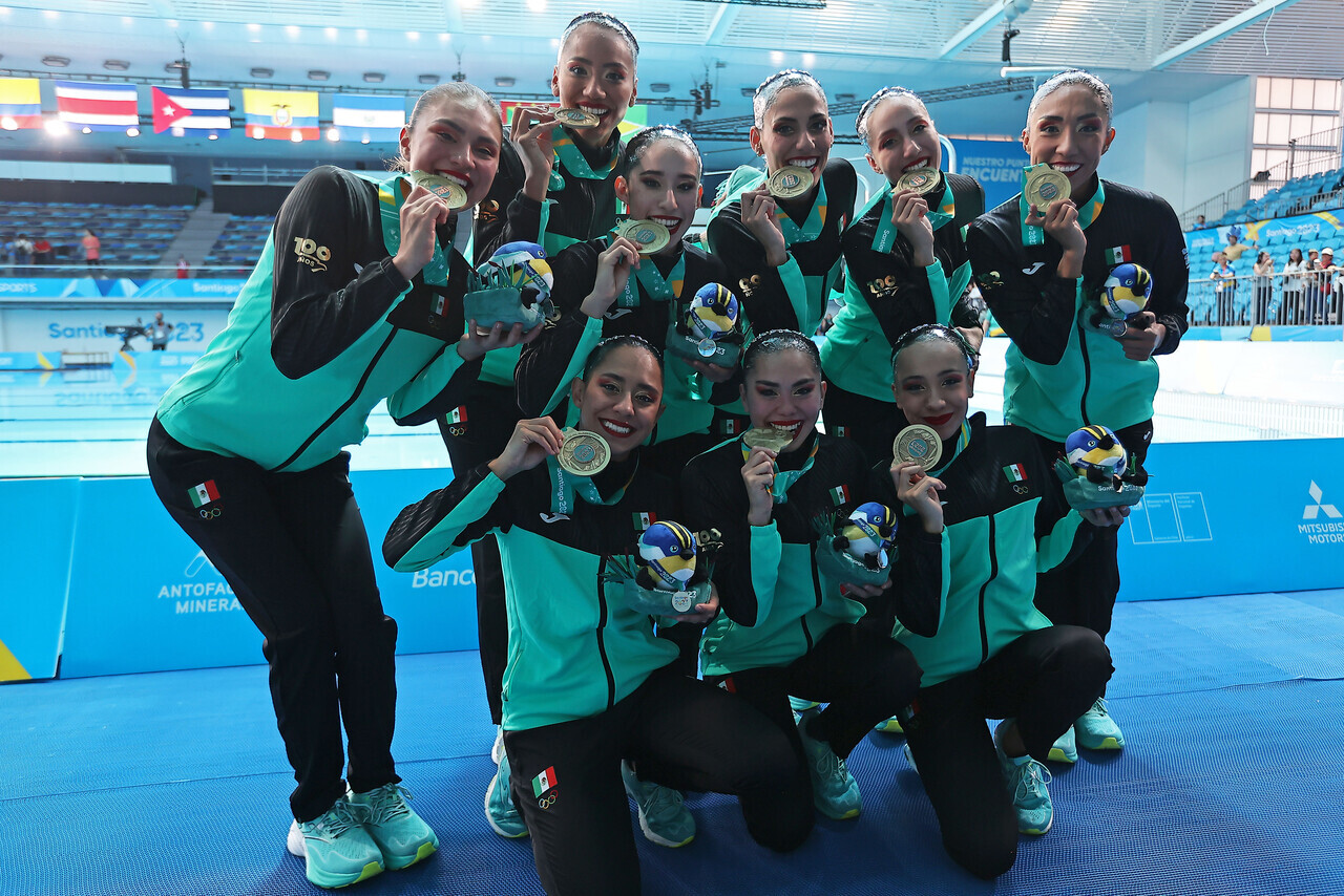 Oro de México en natación artística