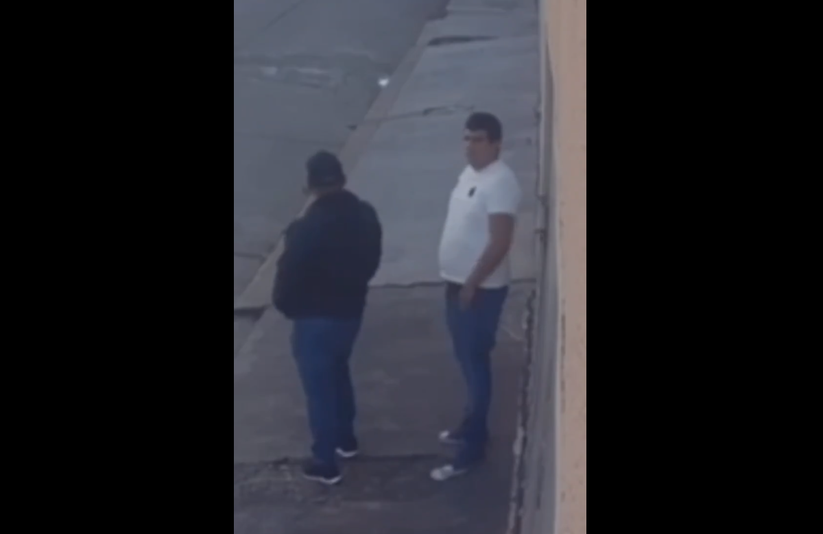 Graban a dos presuntos delincuentes abriendo negocio para robar