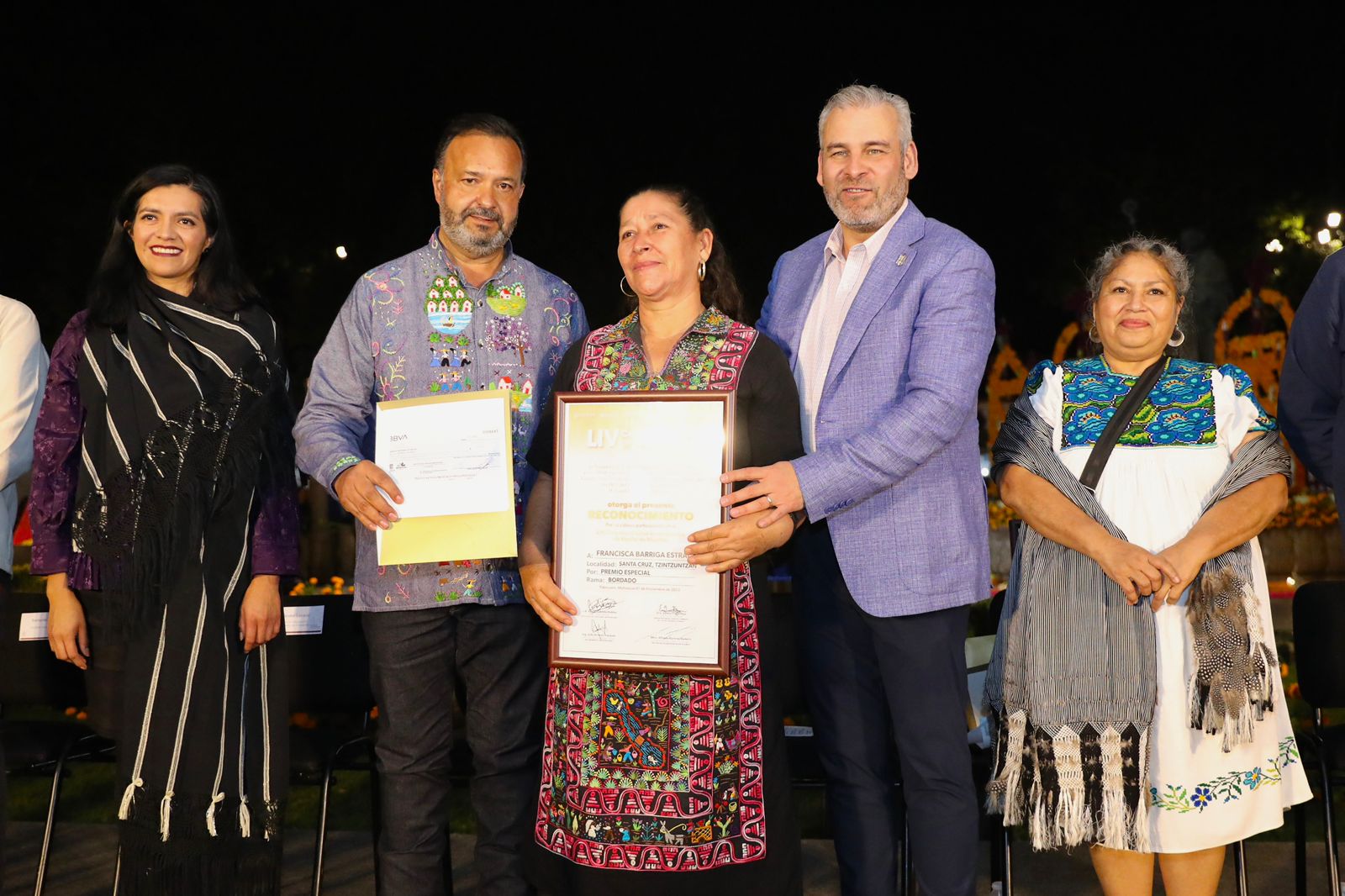 Bedolla premia las "manos mágicas" de los artesanos michoacanos