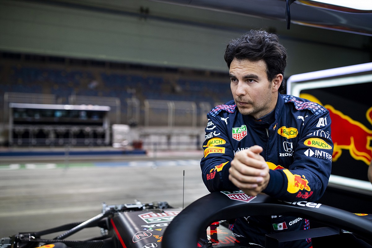 Checo Pérez se queda en Red Bull