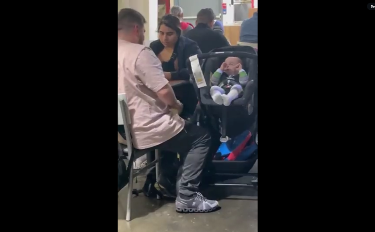 Captan hombre golpeando la cabeza de un bebé