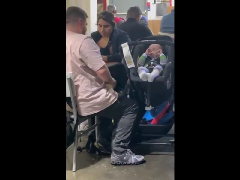 Captan hombre golpeando la cabeza de un bebé