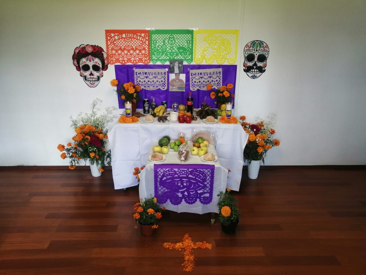 ¿Qué significa el papel picado en el altar de muertos