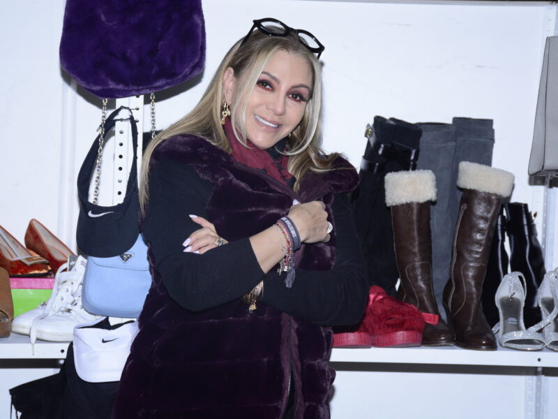 Cree Daniela Castro que su padre reencarnó en una mascota