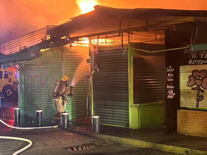 Incendio en mercado de San Juan deja al menos 20 locales dañados