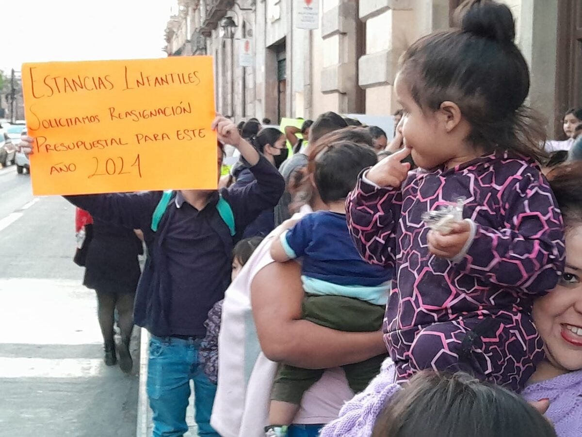 Madres y menores de estancias infantiles bloquean accesos a Congreso