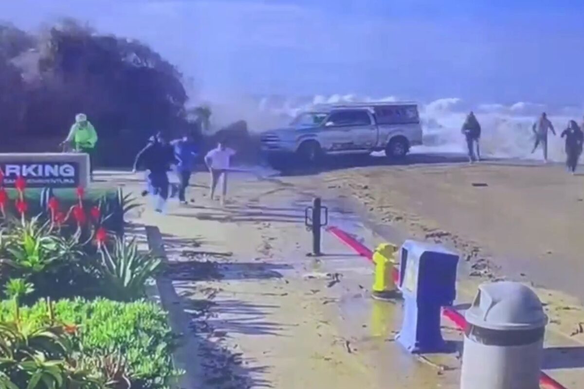 Ola gigante impacta playa en California; 8 heridos