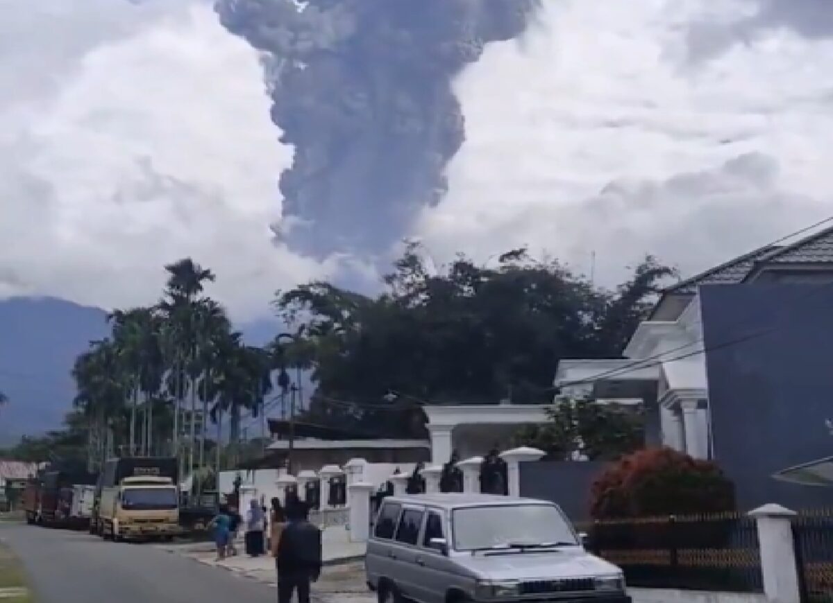 Reportan erupción fuerte del volcán Merapi en Indonesia