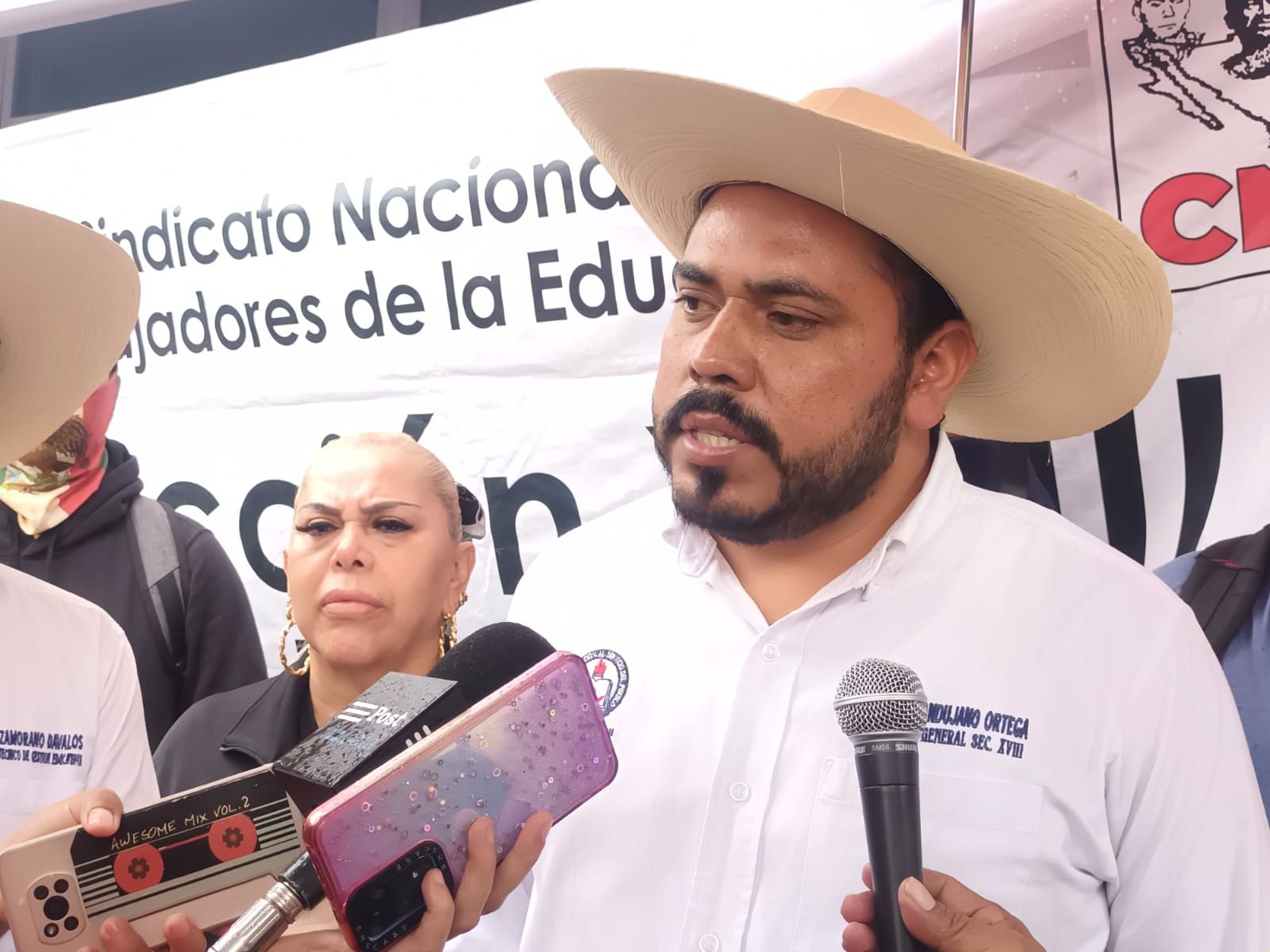 Sindicato, SEE y SEP, exige CNTE en mesa de negociación para levantar plantón