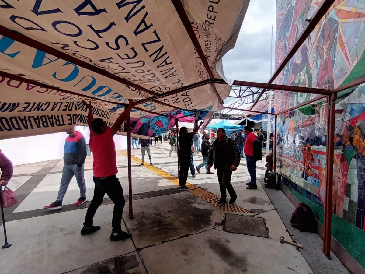 Sin acuerdo, CNTE mantiene plantón en oficinas centrales de SEE