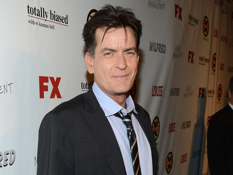 Charlie Sheen es ahorcado por su vecina